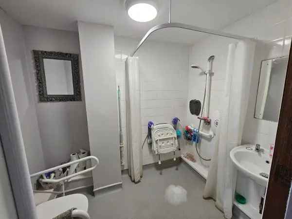 Three Storey House Four Bedrooms Wet Room Lift Large Garden