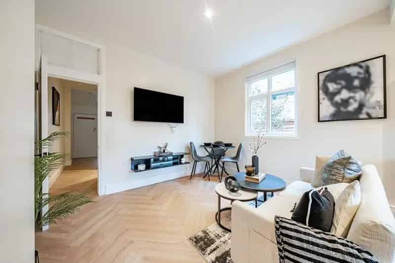 Stunning Two Bedroom Maisonette with Private Garden