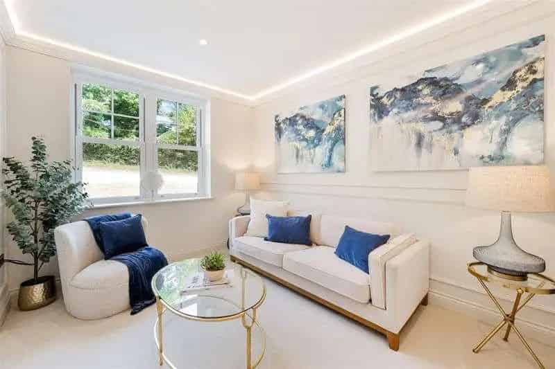 4 Bed Townhouse Near London - Modern & Tranquil