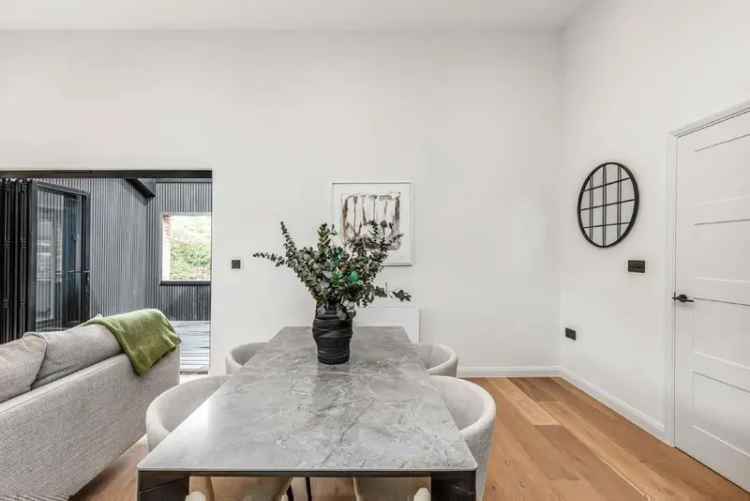 Flat For Sale in London, England