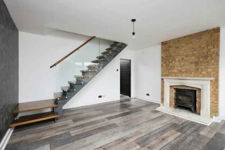 Four Bedroom House with Modern Kitchen and Landscaped Garden
