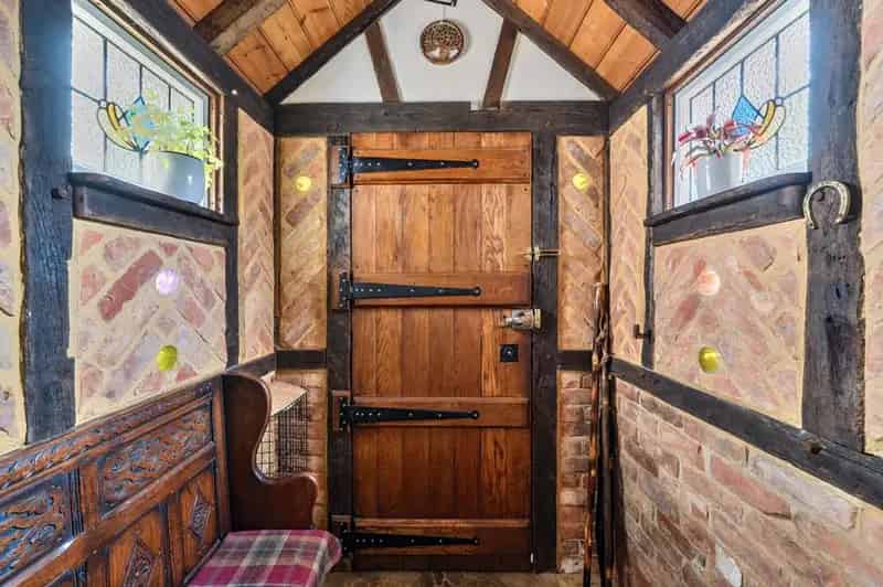 2 Bedroom Detached House Westcott Surrey