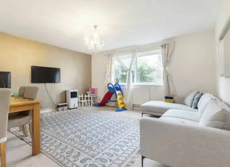 Two Bedroom Apartment Chiswick Off Street Parking Communal Garden