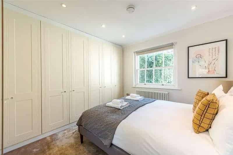 Elegant 1-Bed Flat with Studio & Vault - Prime Location