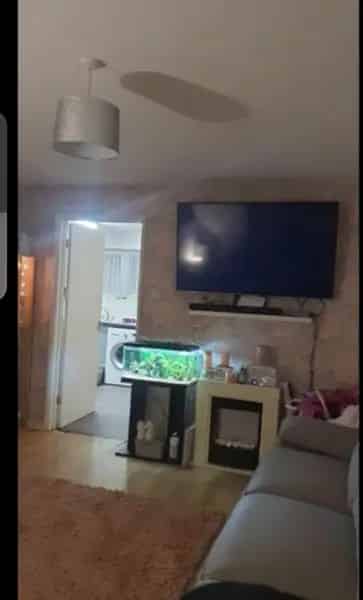 4 Bedroom House New Kitchen 2 Parking Bays Large Garden
