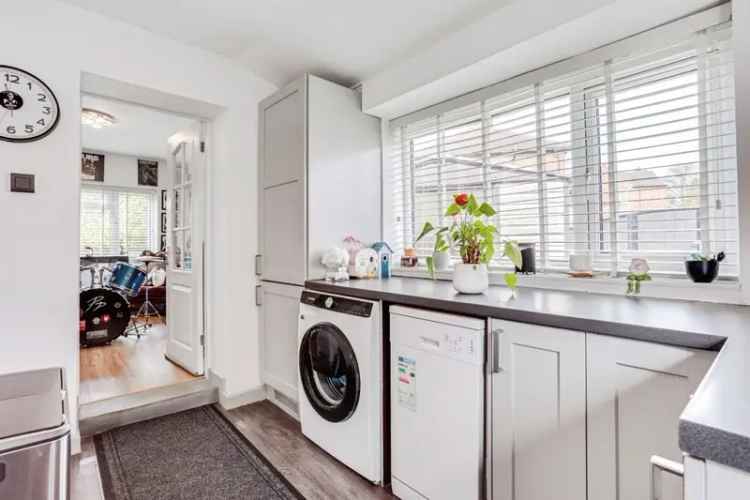 Beautiful 3-Bed Semi-Detached Home in East Ardsley