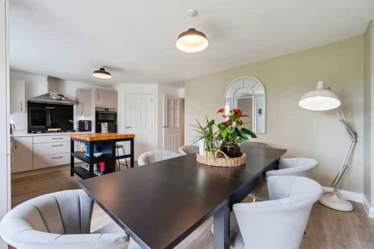 4 Bed House with Modern Kitchen Diner and Utility Room