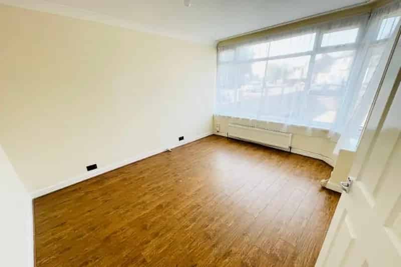 3 Bed Semi Detached House Freehold Popular Location