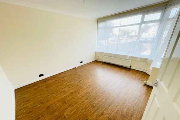 3 Bed Semi Detached House Freehold Popular Location