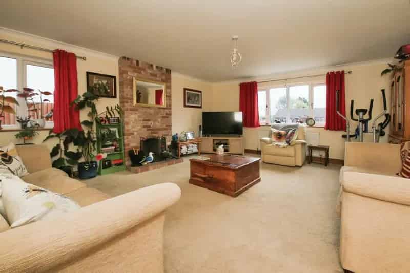 5 Bedroom Family Home with Garage and Garden