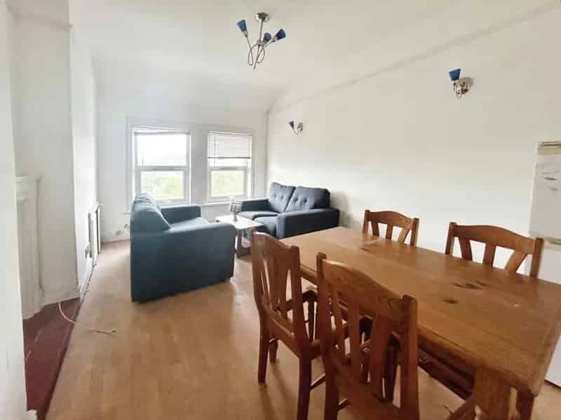 2 Bedroom Flat Top Floor Spacious Bright Amazing View Zero Deposit Available