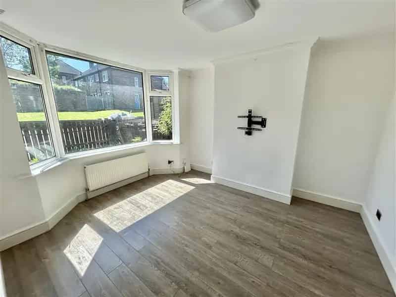 Three Bedroom Semi-Detached House in Carlton NG4