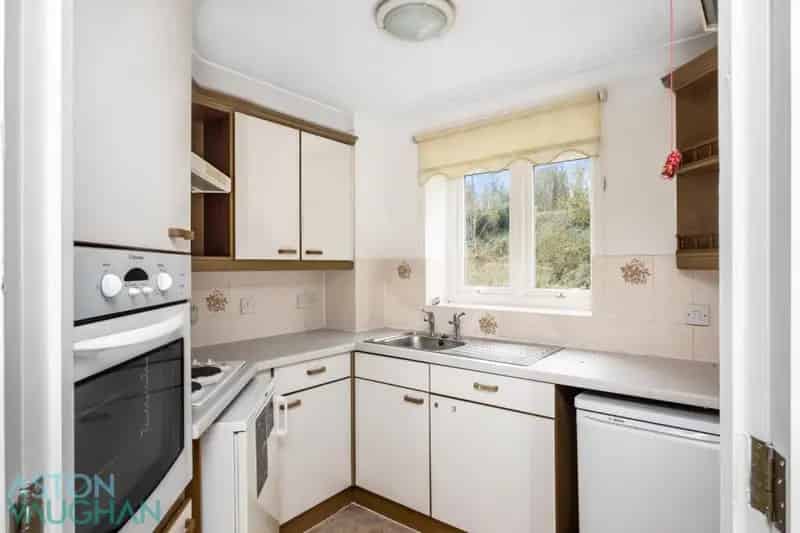 2 Bedroom Retirement Flat Over 60s On Site Parking 6 Month Let