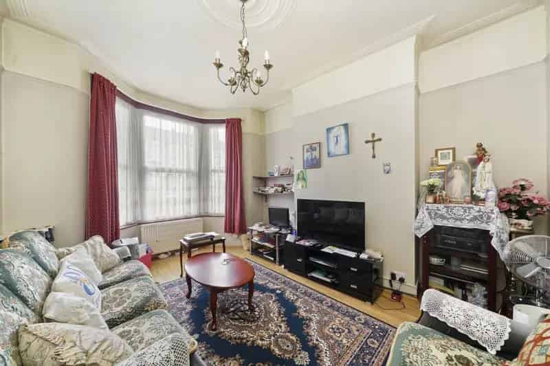 2 Bedroom Ground Floor Maisonette For Sale