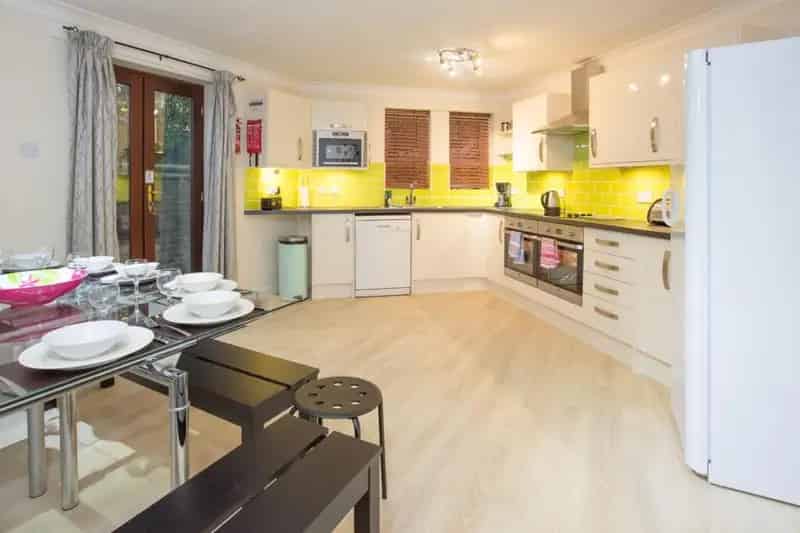 5-6 Bedroom Townhouse Near County Hospital and Sea