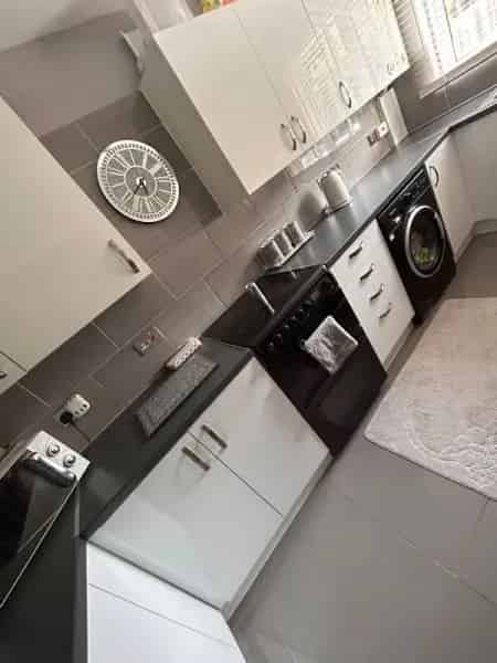 2 Bedroom House with Parking Near Carshalton