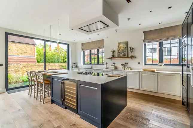 Detached House for Sale in London SW15