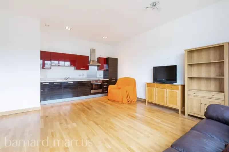 Modern 1-Bed Apartment with Balcony and Parking