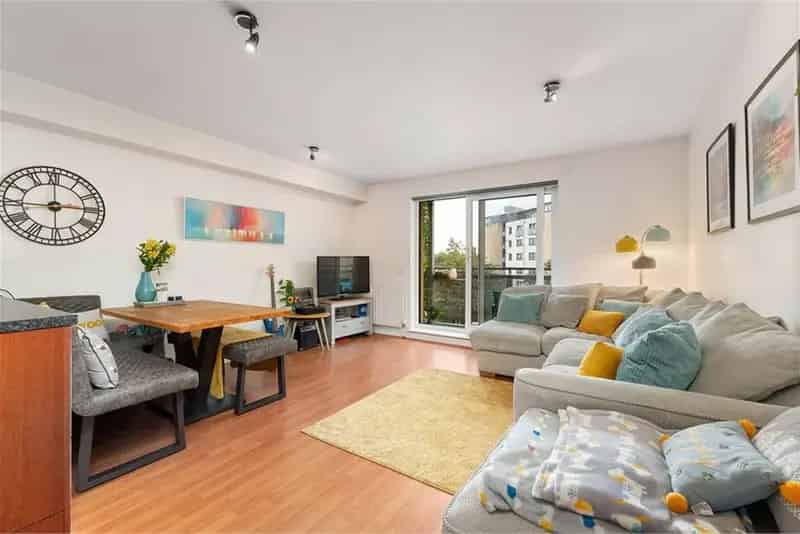 2 Bed Flat Hawkhill Close Modern Open Plan Kitchen 2 Double Bedrooms Ensuite Parking