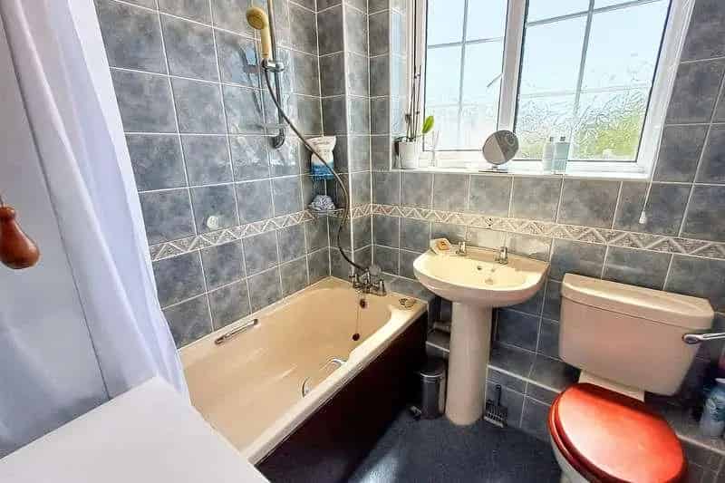 2 bed house for sale