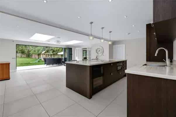 6 Bedroom Family Home with Large Garden and Detached Garage
