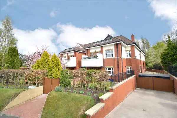 Luxury Three-Bedroom Penthouse Apartment with Roof Terrace