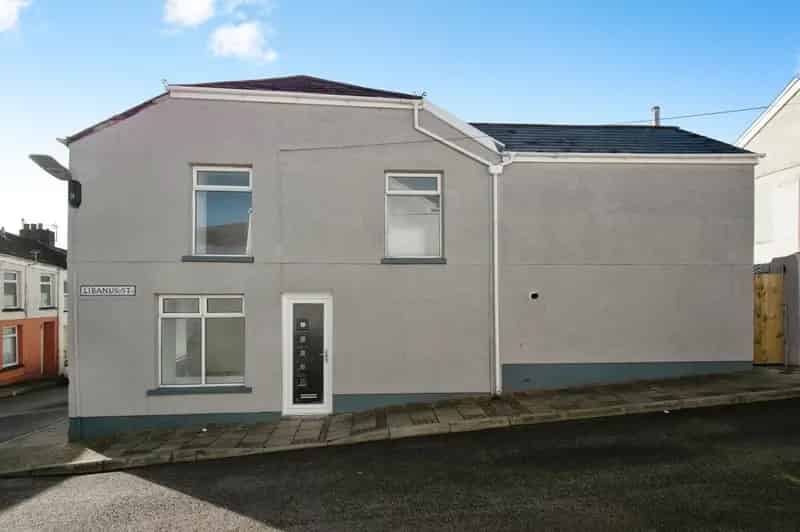 3 Bedroom End Terrace House For Sale
