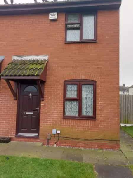 House with Big Garden and Convenient Bus Links
