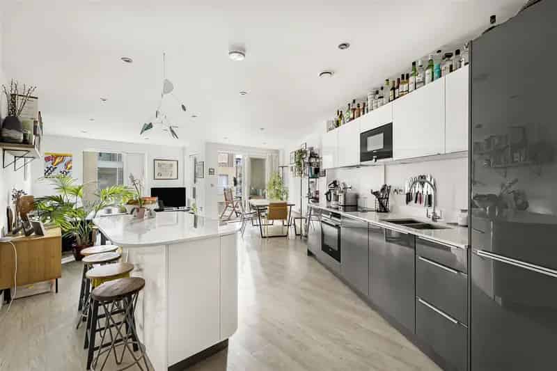 2 Bedroom Apartment Cambridge  Secure Parking Balcony