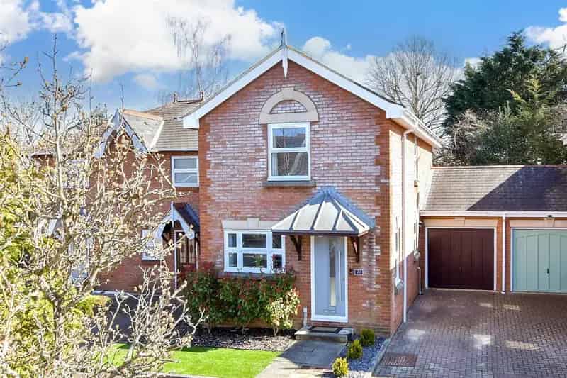 2 bedroom link detached house for sale