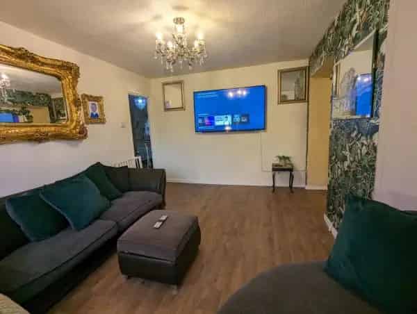 3 Bedroom House Large Garden Near Schools Shops