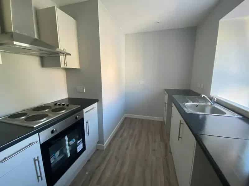 Refurbished Bedsit Perth City Centre Modern Kitchen Large Shower Room
