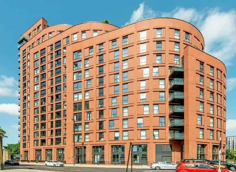 Bright 1-Bed River View Apartment Canning Town