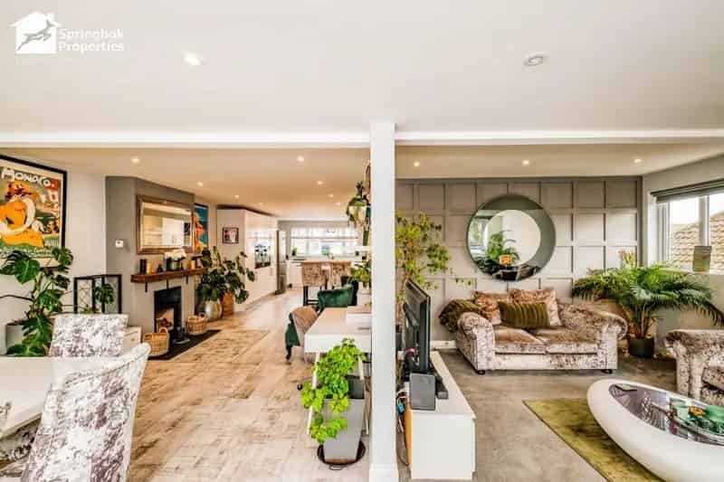 3 Bedroom Semi Detached House for Sale in Brighton