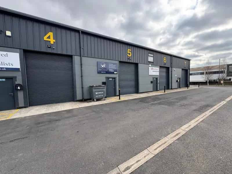 Modern Warehouse Unit To Let - Mezzanine Office and Storage