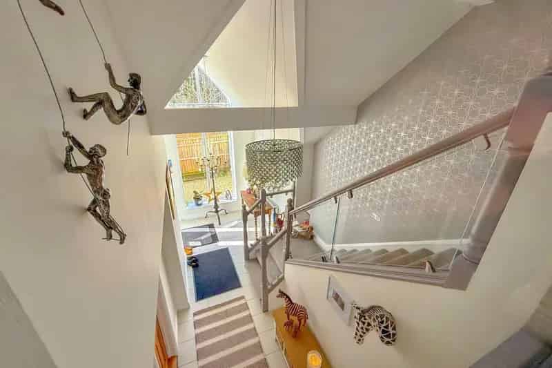 Stunning 4-Bedroom Detached Family Home in Cotswold Village