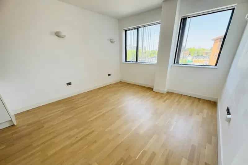 One Bedroom Town Centre Apartment with Parking