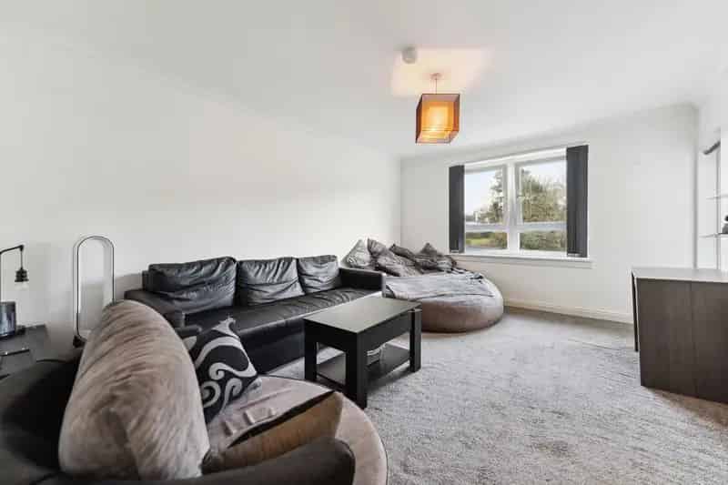 Two Bedroom Flat in Jordanhill Near Amenities and Transport