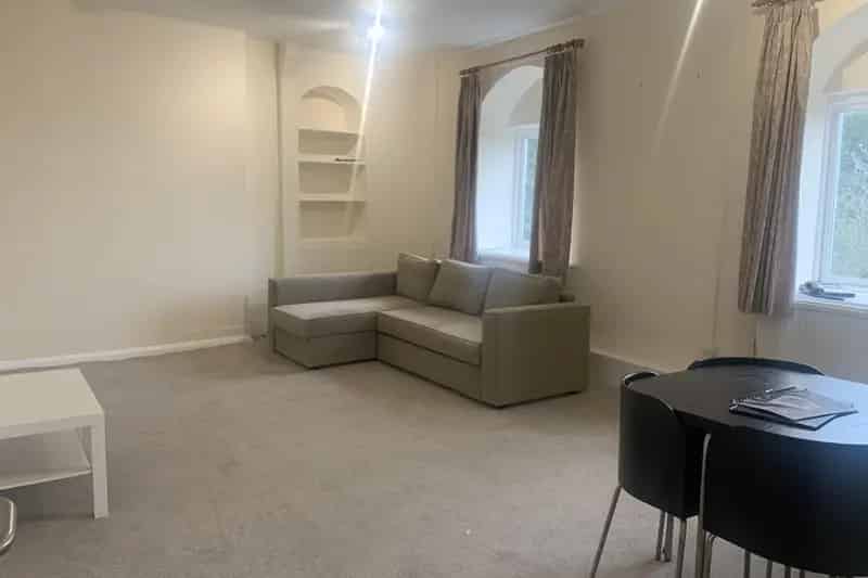 3 Bedroom Apartment in Landscaped Grounds with Private Garden