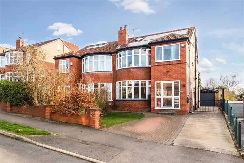 Four Bedroom Semi Detached House With Large Garden and Garage