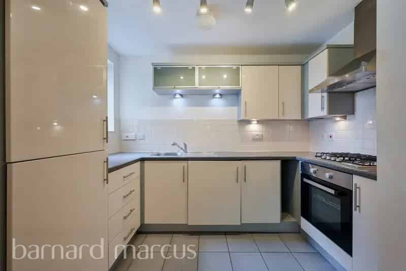 Spacious 2-Bed 2-Bath Apartment in Epsom Near Train Station