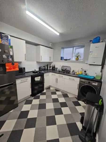 Lovely 2 Bed Flat Ground Floor Parking Garden
