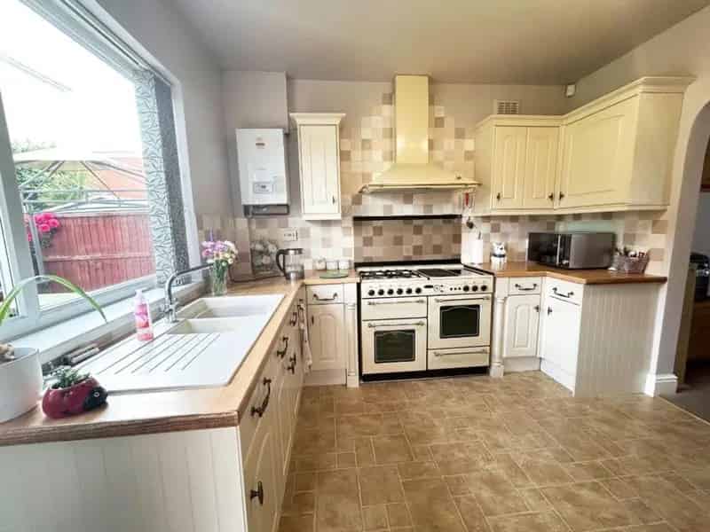 6 Bed Detached House For Sale Near Beach