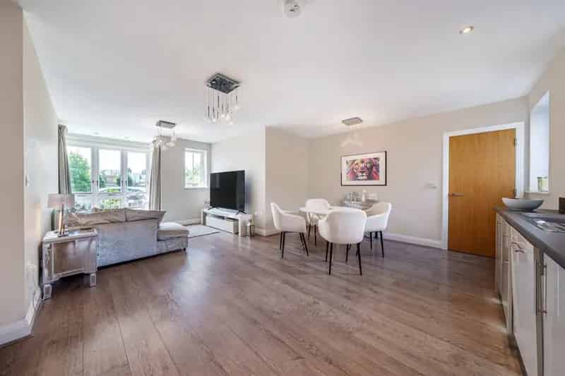 2-Bed Apartment Boulters Meadow  Home Office Parking