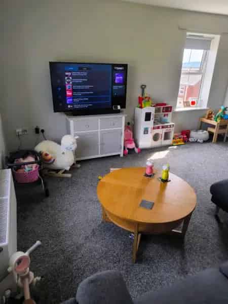 Stunning 2 Bedroom Flat Top Floor Near Shops and Station