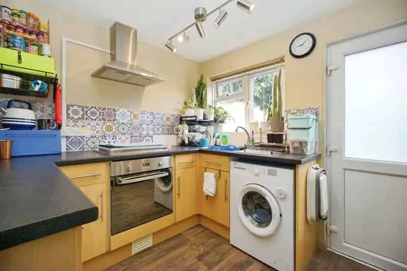 Large Freehold Building with Tenanted Flat and Maisonette