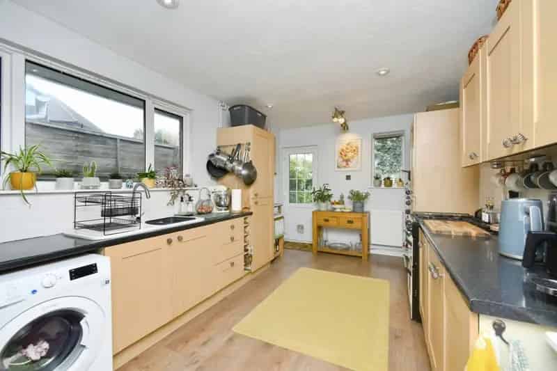 3 Bed 2 Bath Semi Detached Chalet Bungalow Modern Kitchen Popular Location