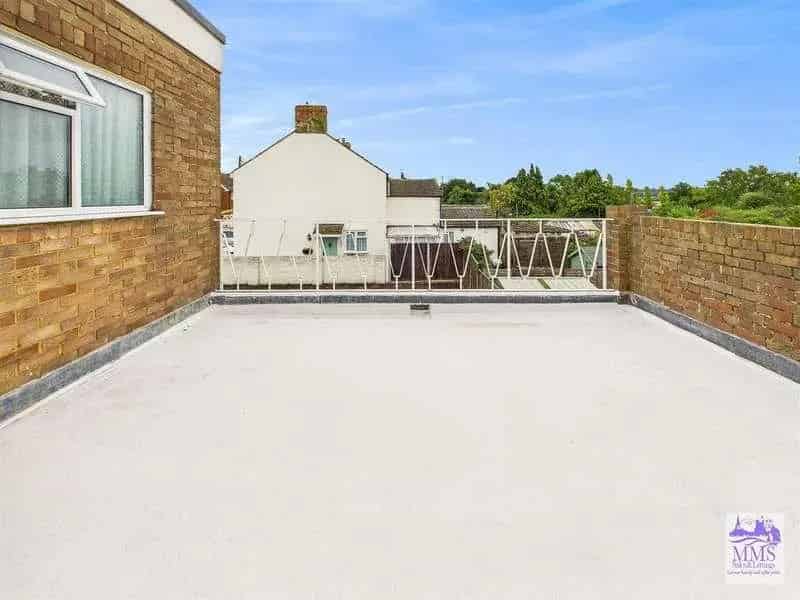 4 Bed Property for Sale with Versatile Space and Development Potential