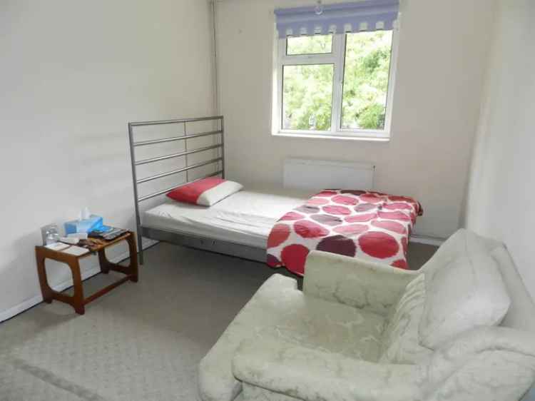 2 Bedroom Maisonette Near Crawley Town Centre
