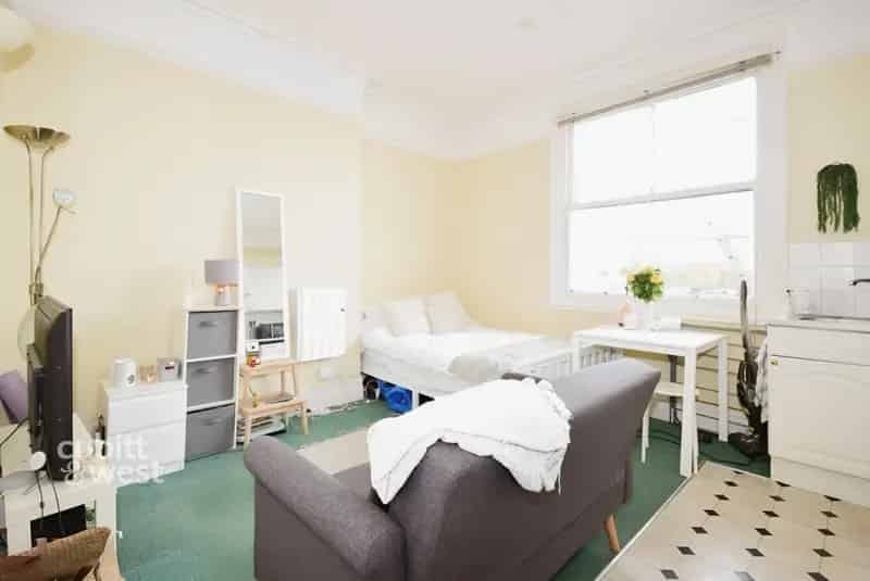 Hove Studio Flat to Rent - Palmeira Square